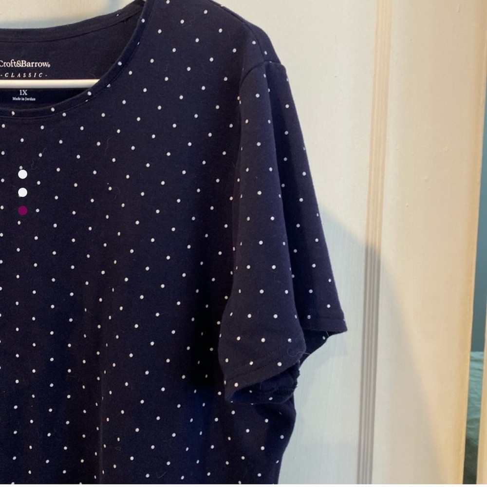 Croft & Barrow Blue and White polka dot top. Size 1X - Picture 3 of 3